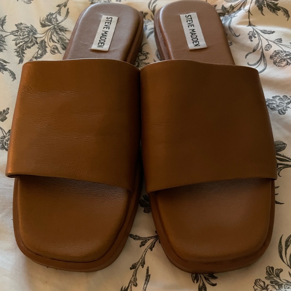 Woman’s Steve Madden cognac Leather Holmes slide sandals - Picture 2 of 4